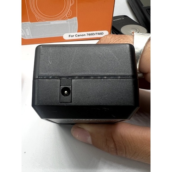 Neewer 2.4GHz Wireless Battery Grip w/ Remote Control For Canon 750D/760D - Picture 10 of 14